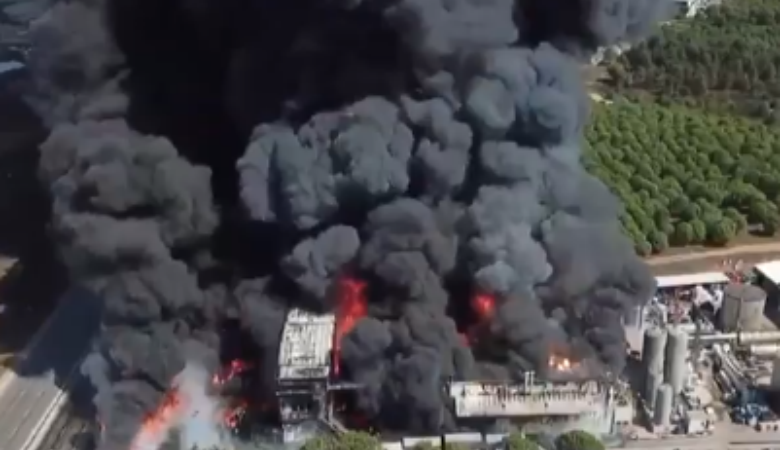 Δύο πυροσβέστες τραυματίστηκαν από πυρκαγιά σε χημικό εργοστάσιο της Κωνσταντινούπολης