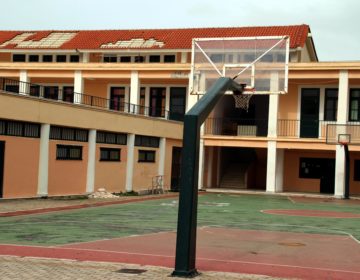 Υπουργείο Παιδείας για την τραγωδία στον Ασπρόπυργο: «Κατέρρευσε ενώ περπατούσε η 10χρονη μαθήτρια»