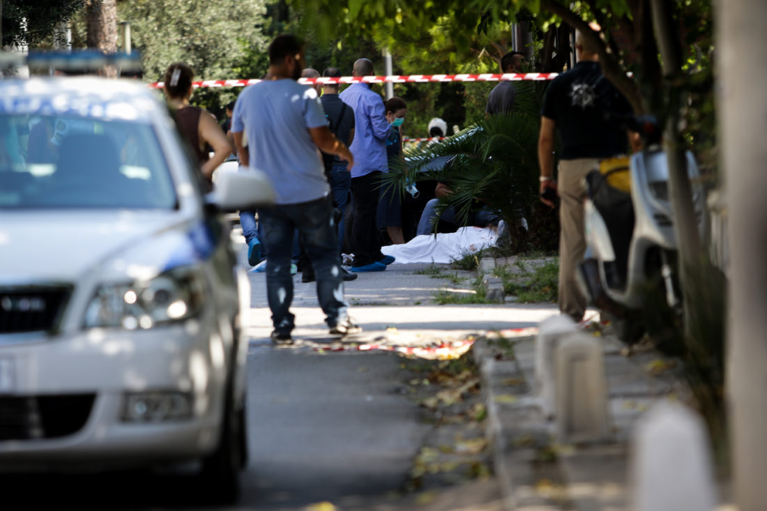 Δολοφονία φαρμακοποιού στο Ψυχικό: «Είδα τον πατέρα μου μέσα στα αίματα»