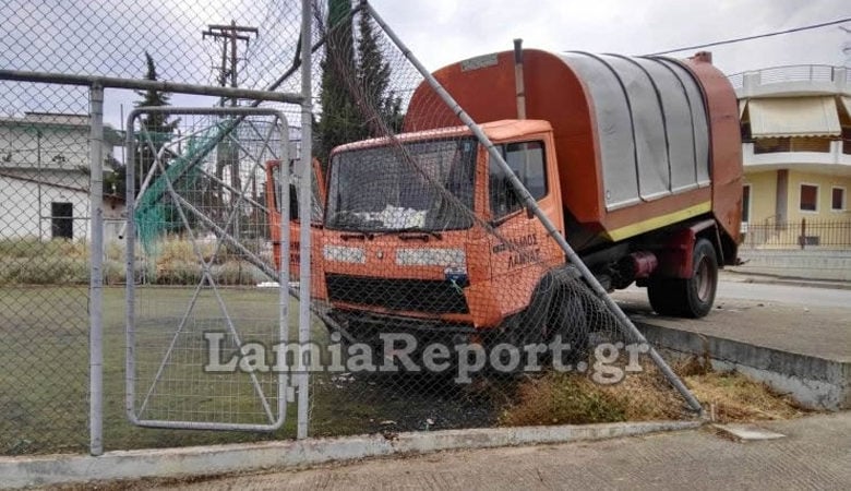 Εμβολισμός απορριμματοφόρου από ΙΧ σε διασταύρωση