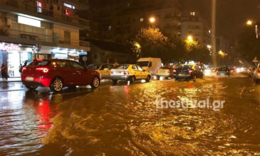 Πλημμύρισαν δρόμοι στη Θεσσαλονίκη από τη σφοδρή βροχόπτωση