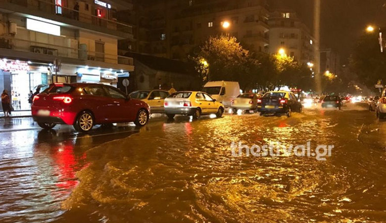 Πλημμύρισαν δρόμοι στη Θεσσαλονίκη από τη σφοδρή βροχόπτωση