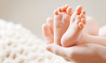 Κορονοϊός: Πώς εκδηλώνεται στα μωρά η παραλλαγή Όμικρον – Τρόποι προστασίας τους