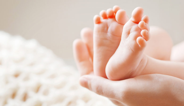 Κορονοϊός: Πώς εκδηλώνεται στα μωρά η παραλλαγή Όμικρον – Τρόποι προστασίας τους