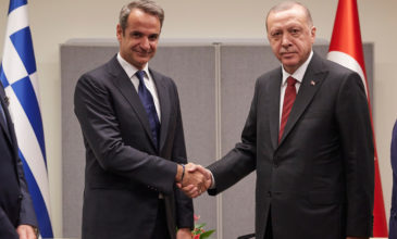 Επικροτεί ο Τούρκος πρέσβης την τηλεφωνική επικοινωνία Μητσοτάκη-Ερντογάν για το μεταναστευτικό