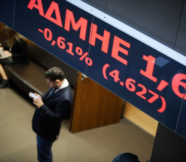 Στο «κόκκινο» οι παγκόσμιες αγορές – Με ελεγχόμενη πτώση 1,06% έκλεισε το Χρηματιστήριο