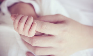 Συγκλονίζει η γυναίκα που γέννησε διασωληνωμένη: «Ο πλακούντας είχε θρόμβους, το μωρό δεν μπορούσε να αναπνεύσει»