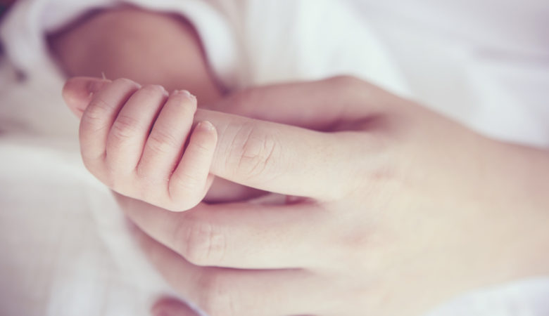 Συγκλονίζει η γυναίκα που γέννησε διασωληνωμένη: «Ο πλακούντας είχε θρόμβους, το μωρό δεν μπορούσε να αναπνεύσει»
