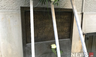 Στεφάνια στην είσοδο της πολυκατοικίας όπου δολοφονήθηκε ο Παύλος Μπακογιάννης