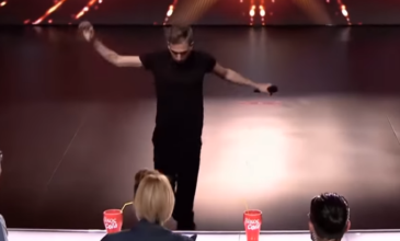 X Factor: Πήγε να αγκαλιάσει τους κριτές και έπεσε στο κενό