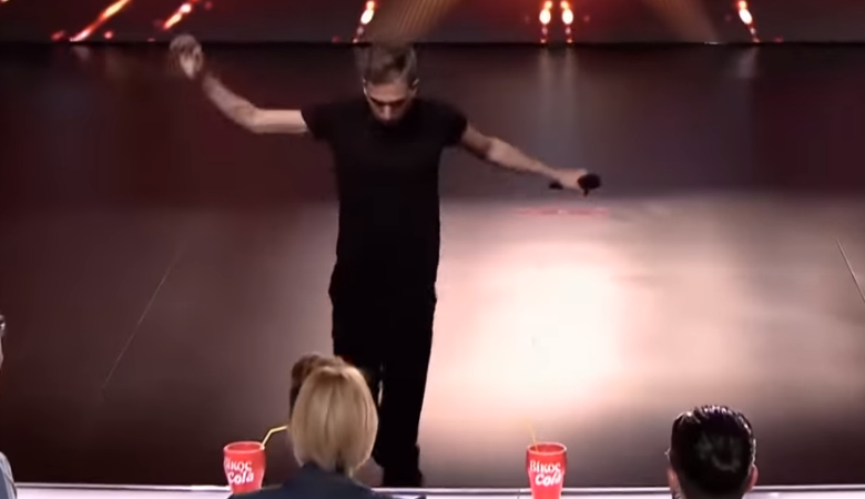 X Factor: Πήγε να αγκαλιάσει τους κριτές και έπεσε στο κενό