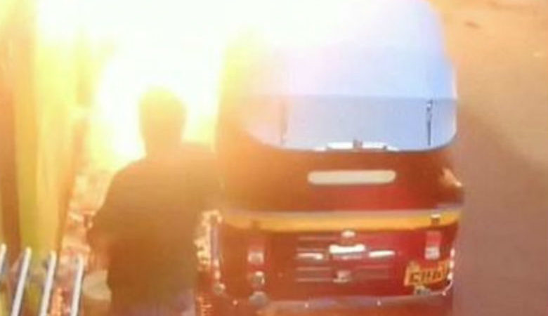 Σοκαριστικό βίντεο: 20χρονος πάτησε γυμνό καλώδιο ρεύματος κι άρπαξε φωτιά