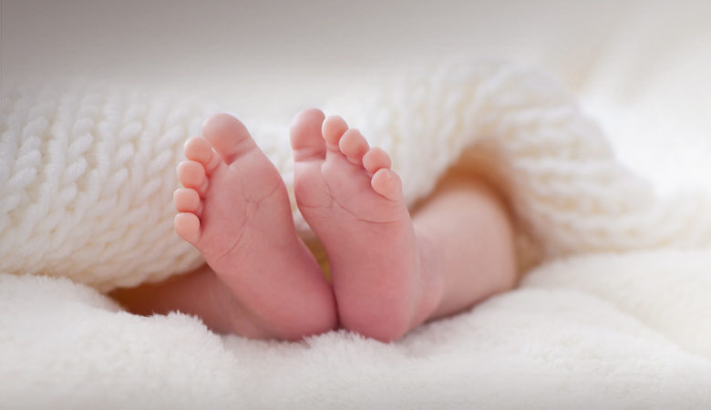 Γυναίκα, θετική στον κοροναϊό γέννησε με καισαρική ένα κοριτσάκι