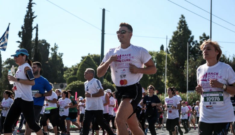 Περισσότεροι από 36.000 δρομείς έτρεξαν στο κέντρο της Αθήνας ενάντια στον καρκίνο του μαστού