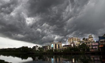 Τουλάχιστον 73 νεκροί από τις ισχυρές βροχοπτώσεις που έπληξαν την Ινδία
