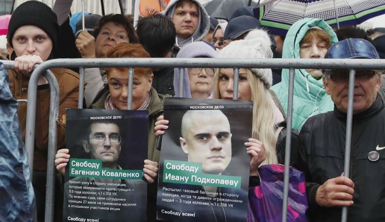 Χιλιάδες Ρώσοι στους δρόμους απαιτώντας την απελευθέρωση συλληφθέντων διαδηλωτών