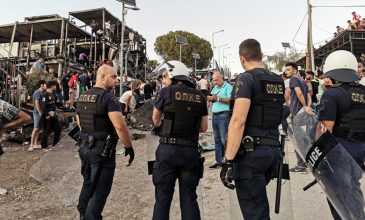 Πορεία διαμαρτυρίας μεταναστών έξω από τη Μόρια – Ισχυρές αστυνομικές δυνάμεις στο σημείο