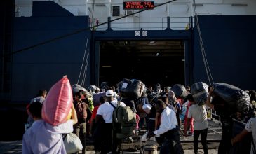 Στο λιμάνι του Πειραιά 215 μετανάστες από τη Μόρια