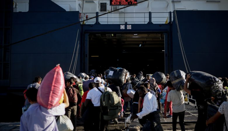 Στο λιμάνι του Πειραιά 215 μετανάστες από τη Μόρια