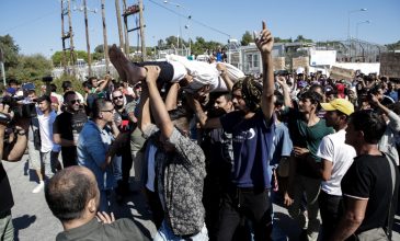 Διαδήλωση προσφύγων και μεταναστών στο ΚΥΤ Μόριας για την δολοφονία 16χρονου