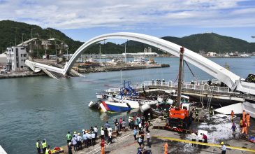 Ταϊβάν: Σοκαριστικό βίντεο από την στιγμή που καταρρέει γέφυρα