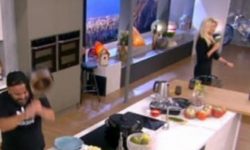 Απίστευτο σκηνικό στο Πρωινό: Σκορδά και Καλλίδης τα «έσπασαν» στην κουζίνα για ένα κοτόπουλο