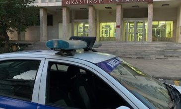 Αναστάτωση στα δικαστήρια Αγρινίου, άνδρας πυροβόλησε δυο φορές στην είσοδο