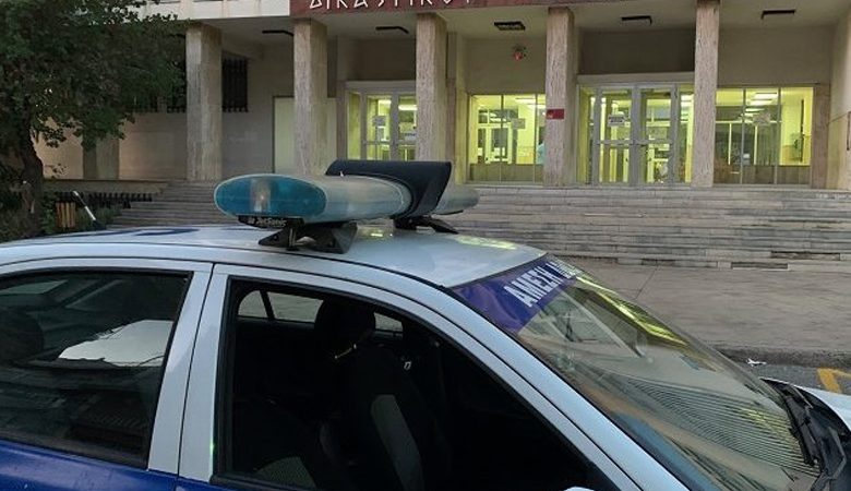 Αναστάτωση στα δικαστήρια Αγρινίου, άνδρας πυροβόλησε δυο φορές στην είσοδο