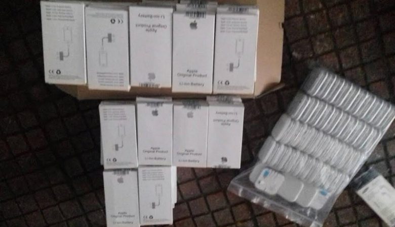 Εκατοντάδες «μαϊμού» κινητά και ηλεκτρονικές συσκευές κατέσχεσαν οι αρχές