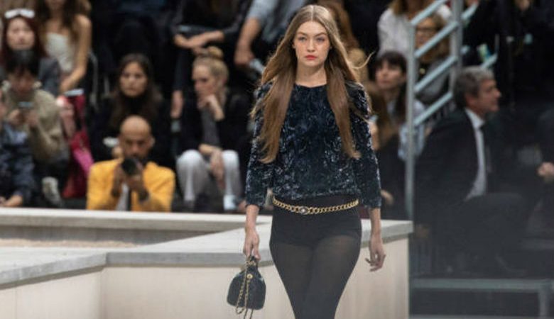 Η Τζίτζι Χαντίντ απομάκρυνε εισβολέα από την πασαρέλα στην επίδειξη μόδας του οίκου Chanel