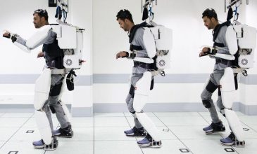 Παράλυτος άνδρας περπατά ξανά με ρομποτικό εξωσκελετό που κινεί με τη σκέψη του