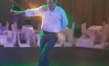 Ηράκλειο: Ο Παύλος Πολάκης ανάβει τσιγάρο και χορεύει ζεϊμπέκικο