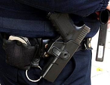 Χειροπέδες σε αστυνομικό που απήγαγε, ξυλοκόπησε και εγκατέλειψε 40χρονο Έλληνα πολίτη – Τον πέρασε για «λαθρομετανάστη»