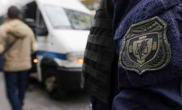 Θετικοί στον κοροναϊό 7 αστυνομικοί που ήταν στην Τήνο για τον εορτασμό της Παναγίας