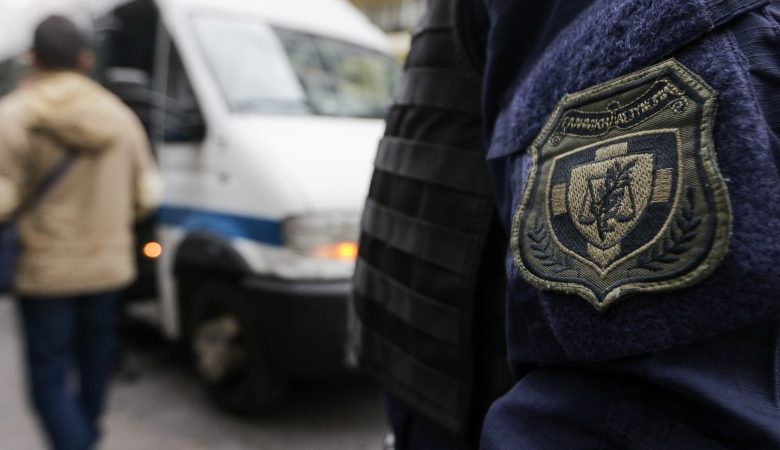Προσποιήθηκε τον αστυνομικό και άρπαξε από ηλικιωμένη τσάντα με 1.000 ευρώ