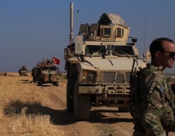 Σύρια: Κούρδοι πετούν πατάτες σε Αμερικανούς στρατιώτες