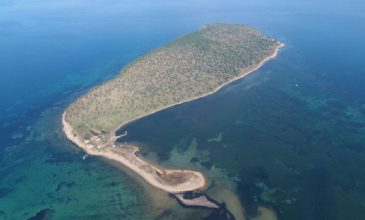 Στο «σφυρί» δύο τουρκικές νησίδες στο Αιγαίο