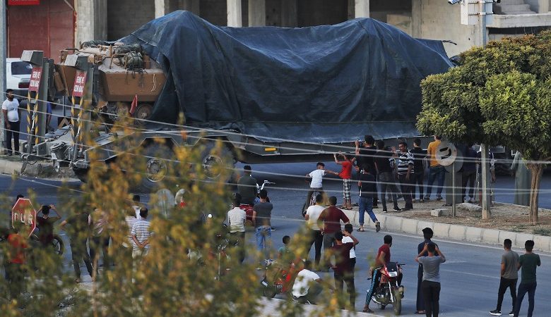 Άρχισαν να εγκαταλείπουν τα σπίτια τους στη Βόρεια Συρία χιλιάδες εκτοπισμένοι