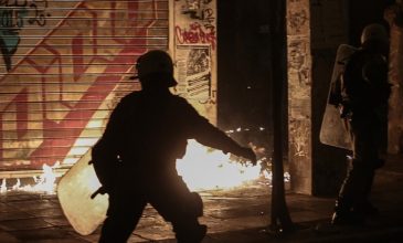 Επίθεση με μολότοφ σε διμοιρία των ΜΑΤ στα Εξάρχεια