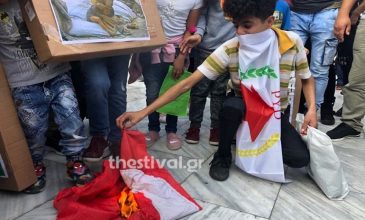 Κούρδοι στη Θεσσαλονίκη έκαψαν την τουρκική σημαία