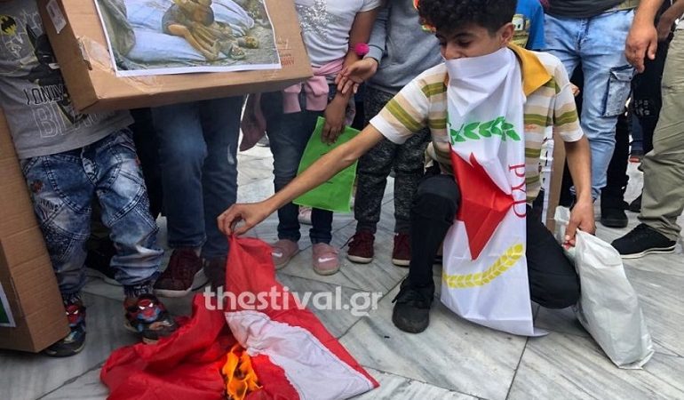 Κούρδοι στη Θεσσαλονίκη έκαψαν την τουρκική σημαία