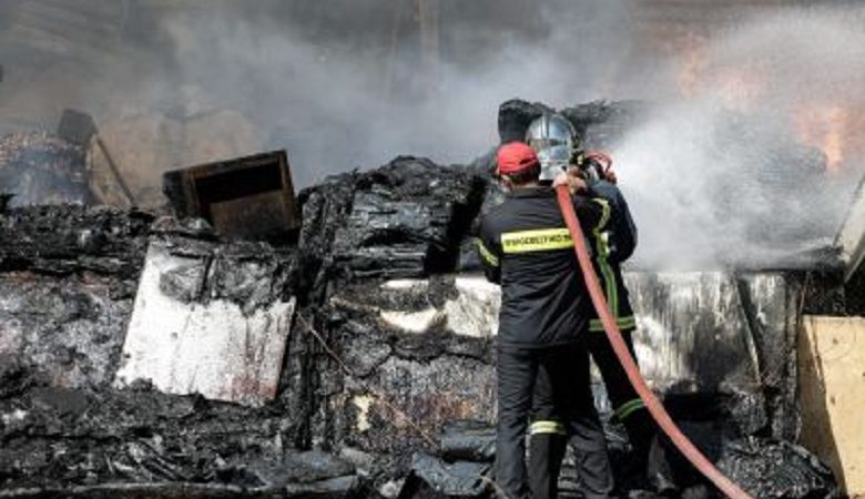 Φωτιά σε εμπορικό χώρο στη Βάρης-Κορωπίου