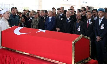 Η Τουρκία έδωσε νέο βίντεο με αεροπορικό πλήγμα σε Κούρδους ενώ έθαψε τον πρώτο νεκρό της