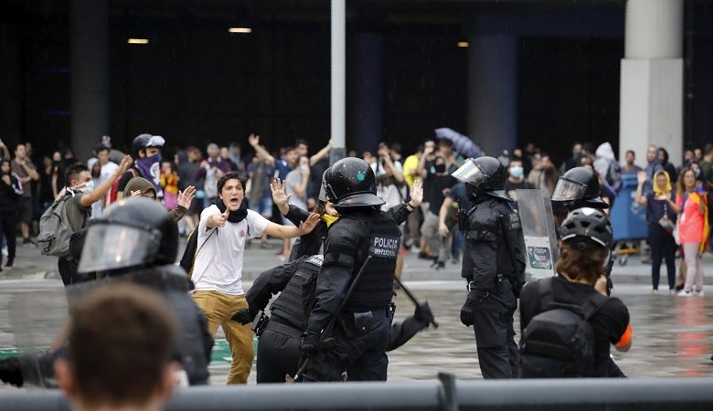 Συγκρούσεις της αστυνομίας με αυτονομιστές στο αεροδρόμιο της Βαρκελώνης