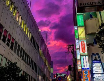 Το εντυπωσιακό φαινόμενο του μοβ ουρανού πριν τον τυφώνα στην Ιαπωνία