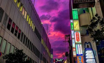 Το εντυπωσιακό φαινόμενο του μοβ ουρανού πριν τον τυφώνα στην Ιαπωνία