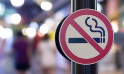 Ακριβότερο και δυσκολότερο γίνεται το κάπνισμα στη Γαλλία