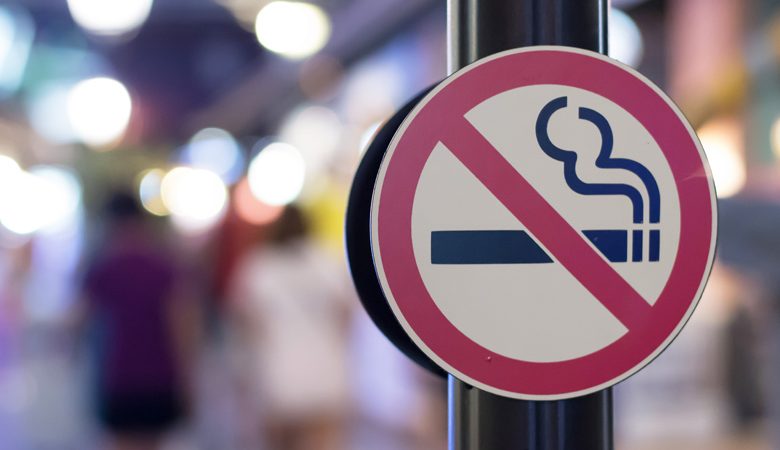 Ακριβότερο και δυσκολότερο γίνεται το κάπνισμα στη Γαλλία