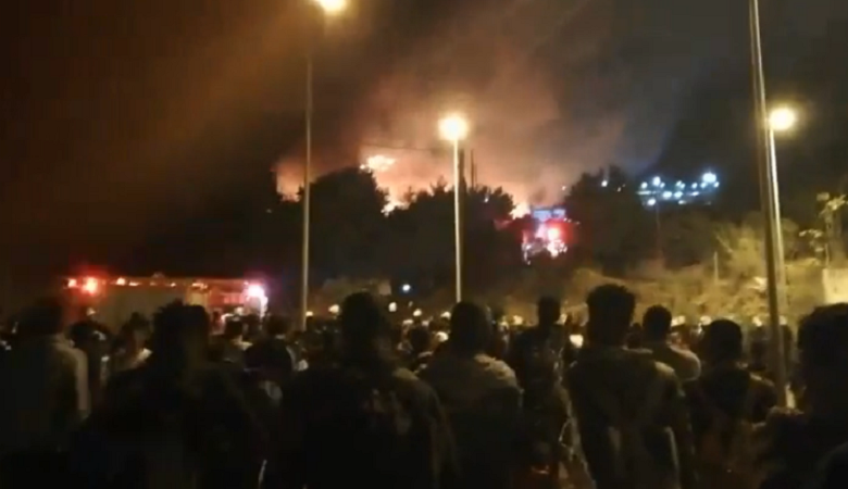 Ξέσπασε φωτιά στο κέντρο υποδοχής μεταναστών στη Σάμο
