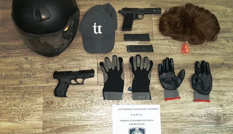 Χειροπέδες σε ληστές καταστημάτων που ντύνονταν αστυνομικοί